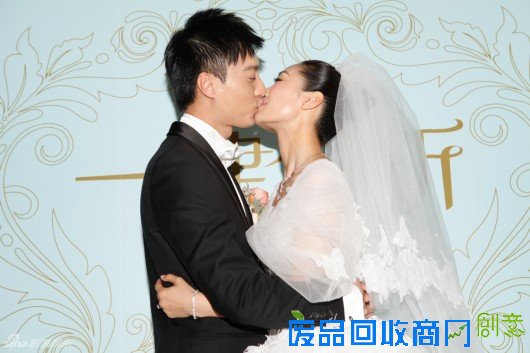 陶欣然何建泽唯美大婚 新人甜蜜亲吻
