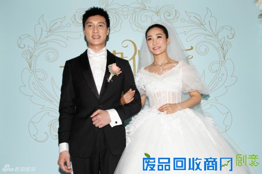 陶欣然何建泽唯美大婚 新人甜蜜亲吻