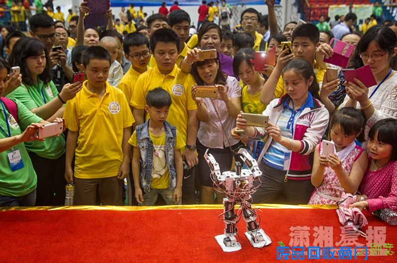 青少年机器人设计 自制机器人秀十八般武艺一决高下