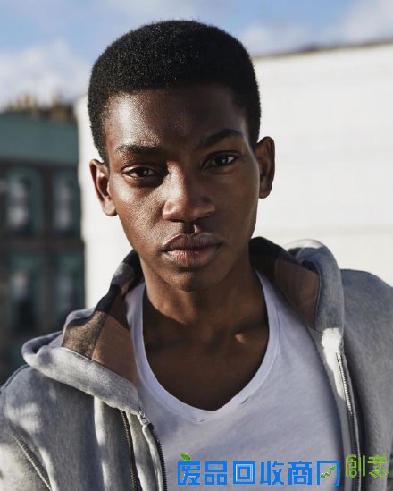 贝家大少不爱足球爱摄影 首次掌镜Burberry