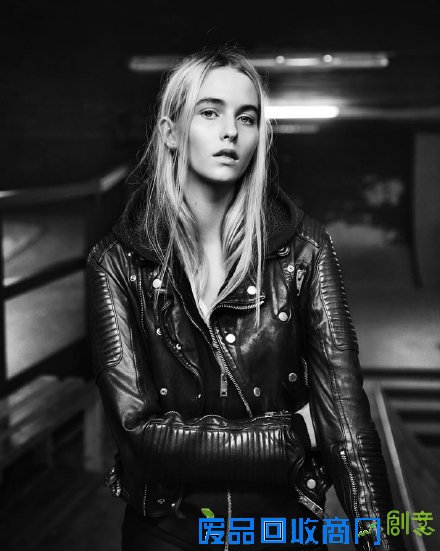 贝家大少不爱足球爱摄影 首次掌镜Burberry