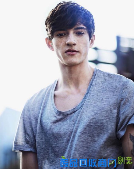 贝家大少不爱足球爱摄影 首次掌镜Burberry