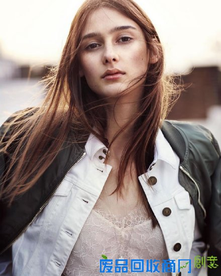 贝家大少不爱足球爱摄影 首次掌镜Burberry