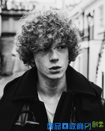 贝家大少不爱足球爱摄影 首次掌镜Burberry