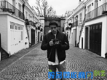 贝家大少不爱足球爱摄影 首次掌镜Burberry