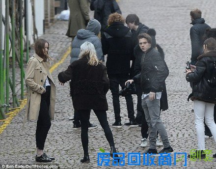 贝家大少不爱足球爱摄影 首次掌镜Burberry