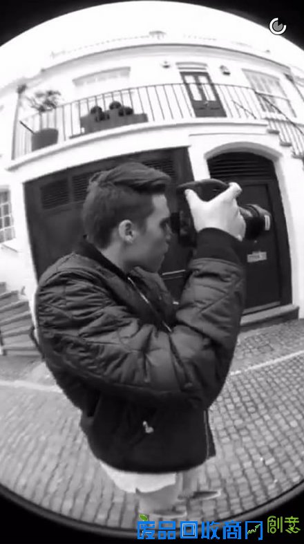 贝家大少不爱足球爱摄影 首次掌镜Burberry