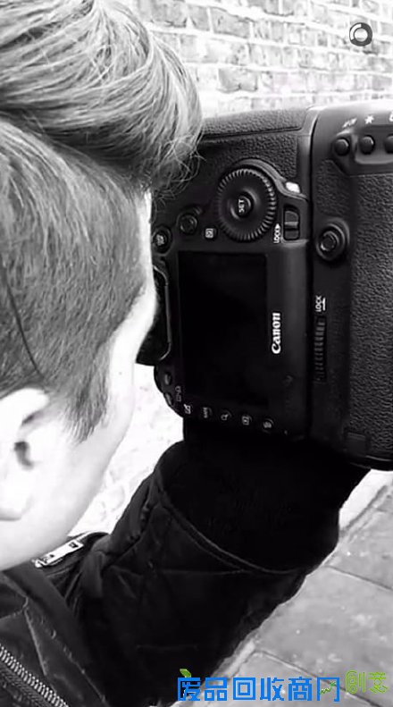 贝家大少不爱足球爱摄影 首次掌镜Burberry