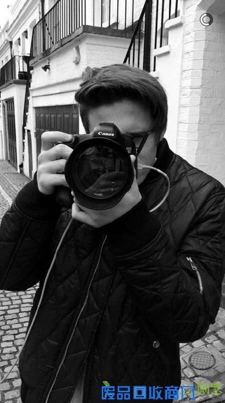 贝家大少不爱足球爱摄影 首次掌镜Burberry