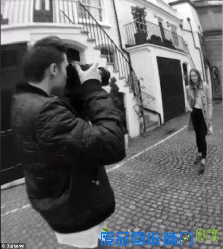 贝家大少不爱足球爱摄影 首次掌镜Burberry