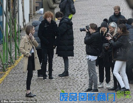 贝家大少不爱足球爱摄影 首次掌镜Burberry