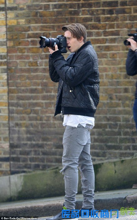 贝家大少不爱足球爱摄影 首次掌镜Burberry