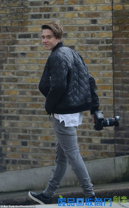 贝家大少不爱足球爱摄影 首次掌镜Burberry