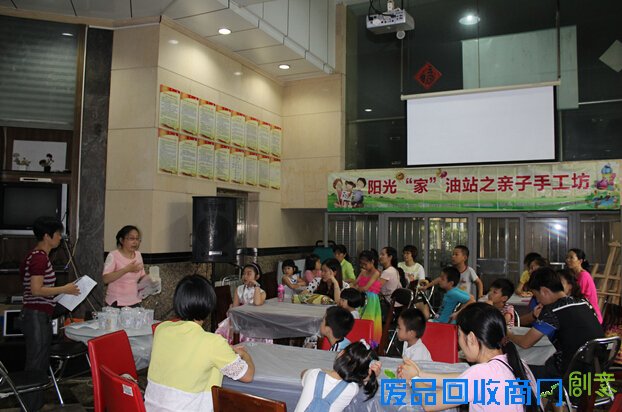 巴登社区家长儿童共同参与 一起制“皂”阳光家庭