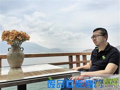 曾波，1969年生于重庆，在重庆做过家具生意、经营过酒店。在一次旅游之后，看准了大理新兴旅游地双廊，于是在双廊开起了客栈。