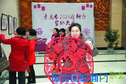 剪纸艺人剪出“百猴迎春”