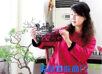 本周的上合组织峰会让整个郑州人为之沸腾，家住新郑的剪纸艺术家赵霞也很激动，暗自思忖着为“上合”做点什么。灵机一动，赵霞发挥特长，为来参加“上合会”的嘉宾们剪裁了肖像画，流畅的线条、巧妙的构思，一幅幅肖像栩栩如生。此外，赵霞还创作了几幅东区的标志性建筑剪纸图，有“大玉米”“小金蛋”等。