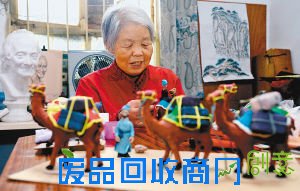 一个个面团在许贵如老人手中变成各种栩栩如生的造型