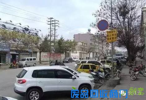 【汉囧】道路免费停车八天里 武汉车主经历了哪些“囧事”?
