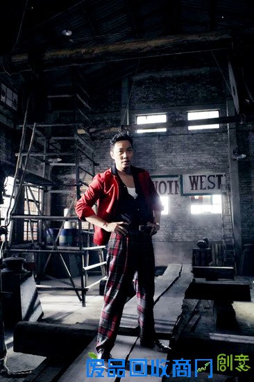 《叶问3》上映在即 谭耀文红衣造型太抢镜