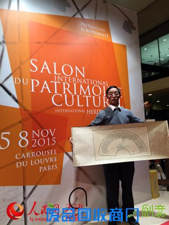 雕版印刷传承人李江民展示雕版印刷作品