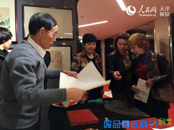 雕版印刷非遗传承人李江民在现场演示现场演示雕版印刷技艺