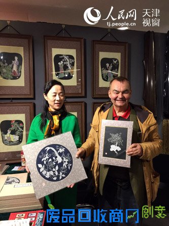 中国剪纸非遗传承人张慕莉在现场与参观者合影