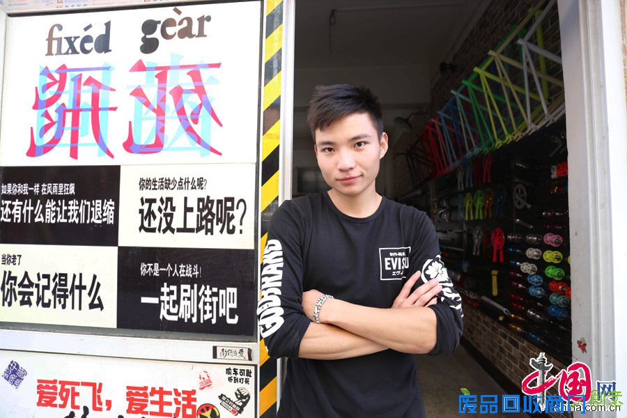 2014年10月01日，安徽省宿州市灵璧县，90后大学毕业生杨天在自己开的死飞店里。