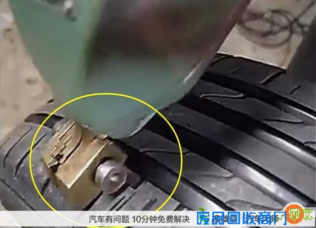 太缺德了！包上橡胶一撕一划 报废轮胎又当作新胎来卖