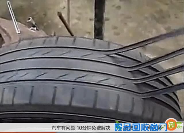 太缺德了！包上橡胶一撕一划 报废轮胎又当作新胎来卖