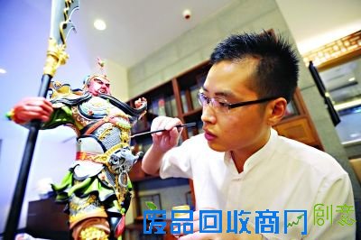 丝丝缕缕的胡须，飘然轻盈的衣带，浓艳重彩、形神统一的造型，四大天王、关云长等，很难想到这些面塑人出自一位“80后”之手。