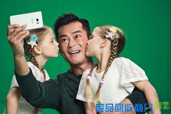 萌萌小模特献吻！古天乐笑称艳福无边