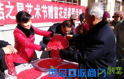 小区环境大变样居民喜迎春