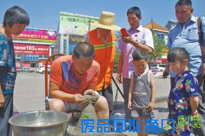 市民围观现场手拉坯