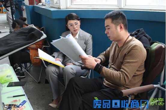 《大河小虾》冒雨拍戏 李靓雨展现多面演技