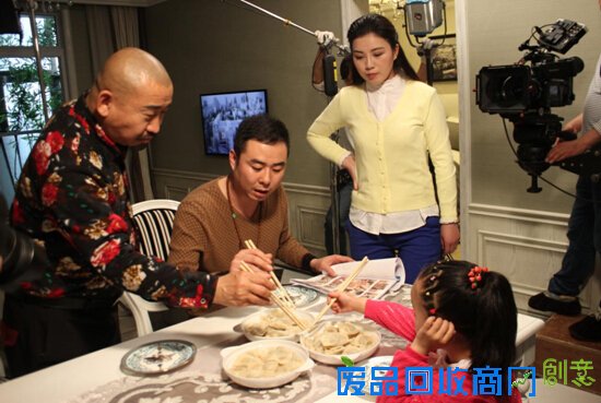 《大河小虾》冒雨拍戏 李靓雨展现多面演技