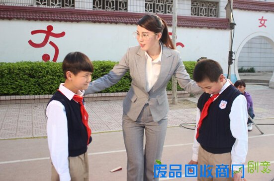《大河小虾》冒雨拍戏 李靓雨展现多面演技