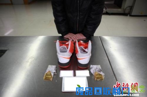 深圳罗湖海关查获2千克黄金 小伙将金条藏在鞋内被查