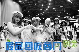 7月24日，中国太原煤炭交易中心内，cosplay表演者正穿着各种动漫人物的服饰在做表演展示。当日，首届中国·太原Hobby
