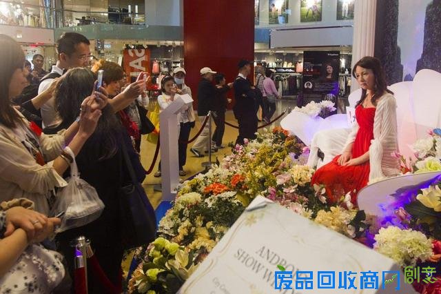 日本开了一家全是美女机器人的餐厅 相貌甜美皮肤白皙