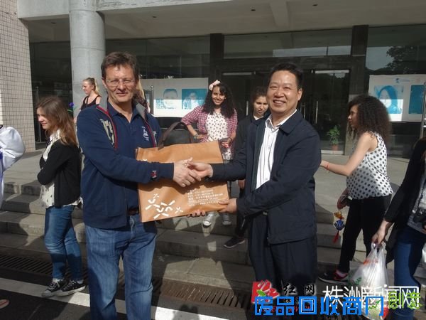 nEO_IMG_九方中学米仁金校长赠法国达诗科米龙先生湘绣