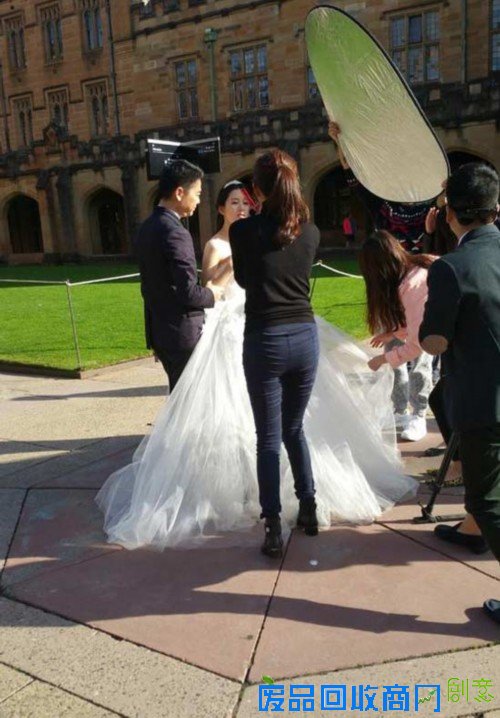 刘强东奶茶妹被曝悉尼拍婚纱照 经典老爷车当背景