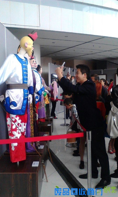 南充市民喝着香槟欣赏绘画 感受中法艺术魅力