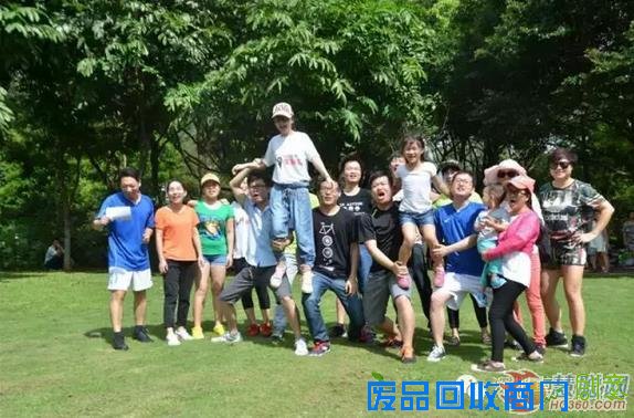 超越队。队形展示还有叠罗汉嘞，技巧有加分吧裁判？