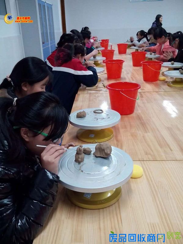 县实验中学开设陶艺特色课程