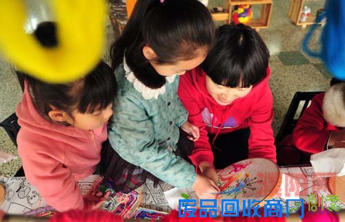 濮阳幼儿园孩子在老师的指导下学习刺绣