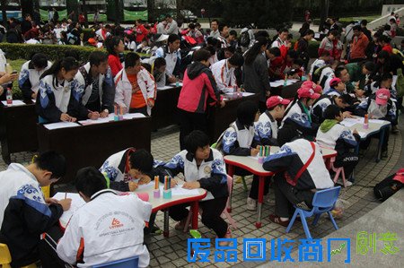 启智学校的同学们参加互动游戏，学写秦国文字。