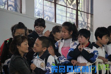 同学们在听讲解员对兵马俑的解说。