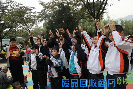 同学们展示他们自己的彩泥作品。