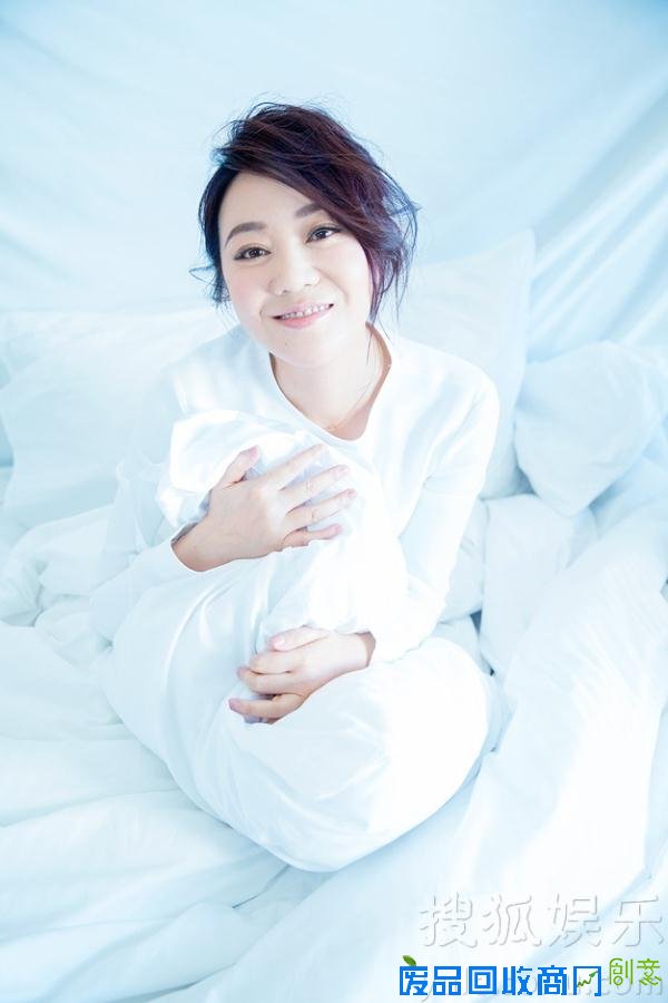 闫妮清新“暖窝”写真笑容温暖唤漂族平安回家